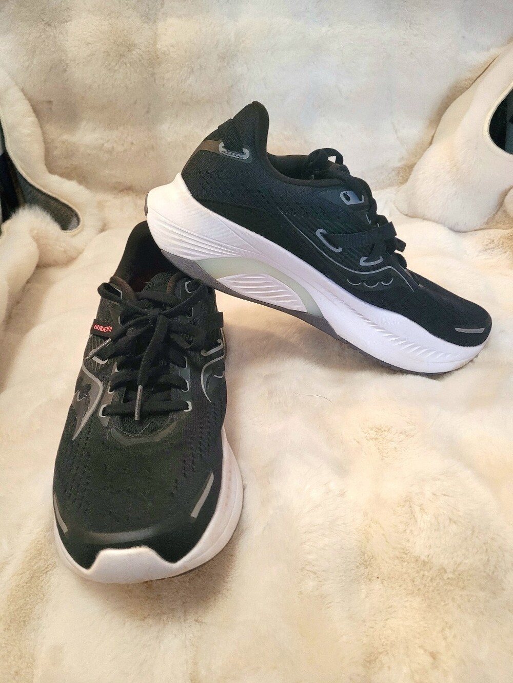 Saucony Guide 16, Black and White Women's Running Shoes, Size 9. Like New!